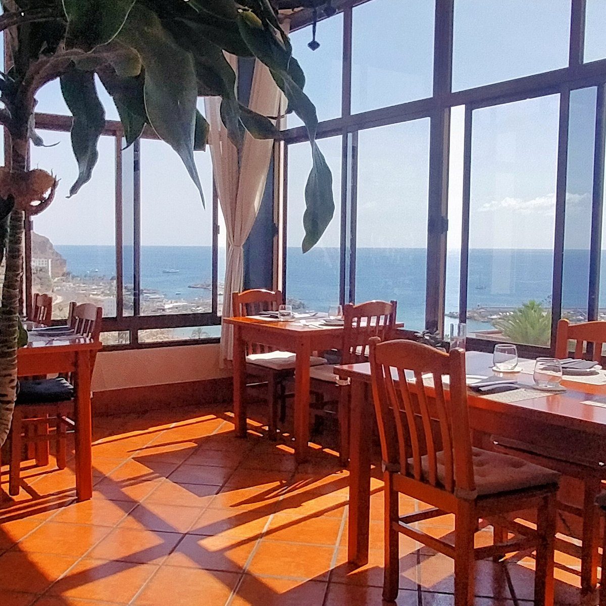 the terrace of Que Bien Restaurante on Calle Tasartico with beach views, Puerto Rico, Gran Canaria