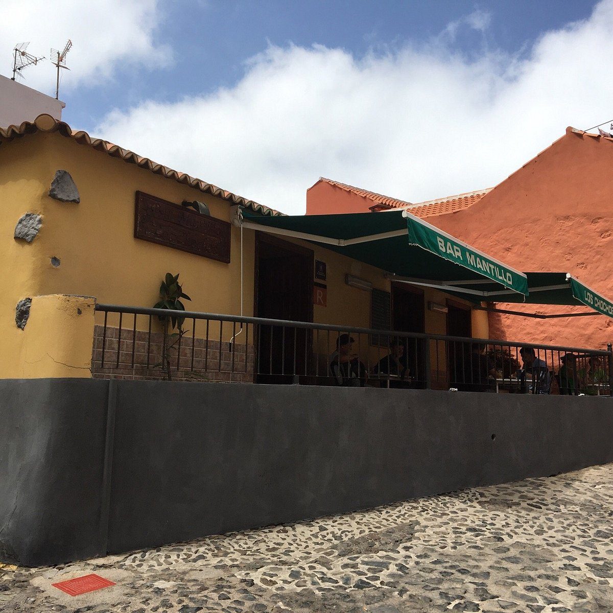the no-frills interior of Bar-Restaurante El Mantillo ("Los Chochos") in Agulo