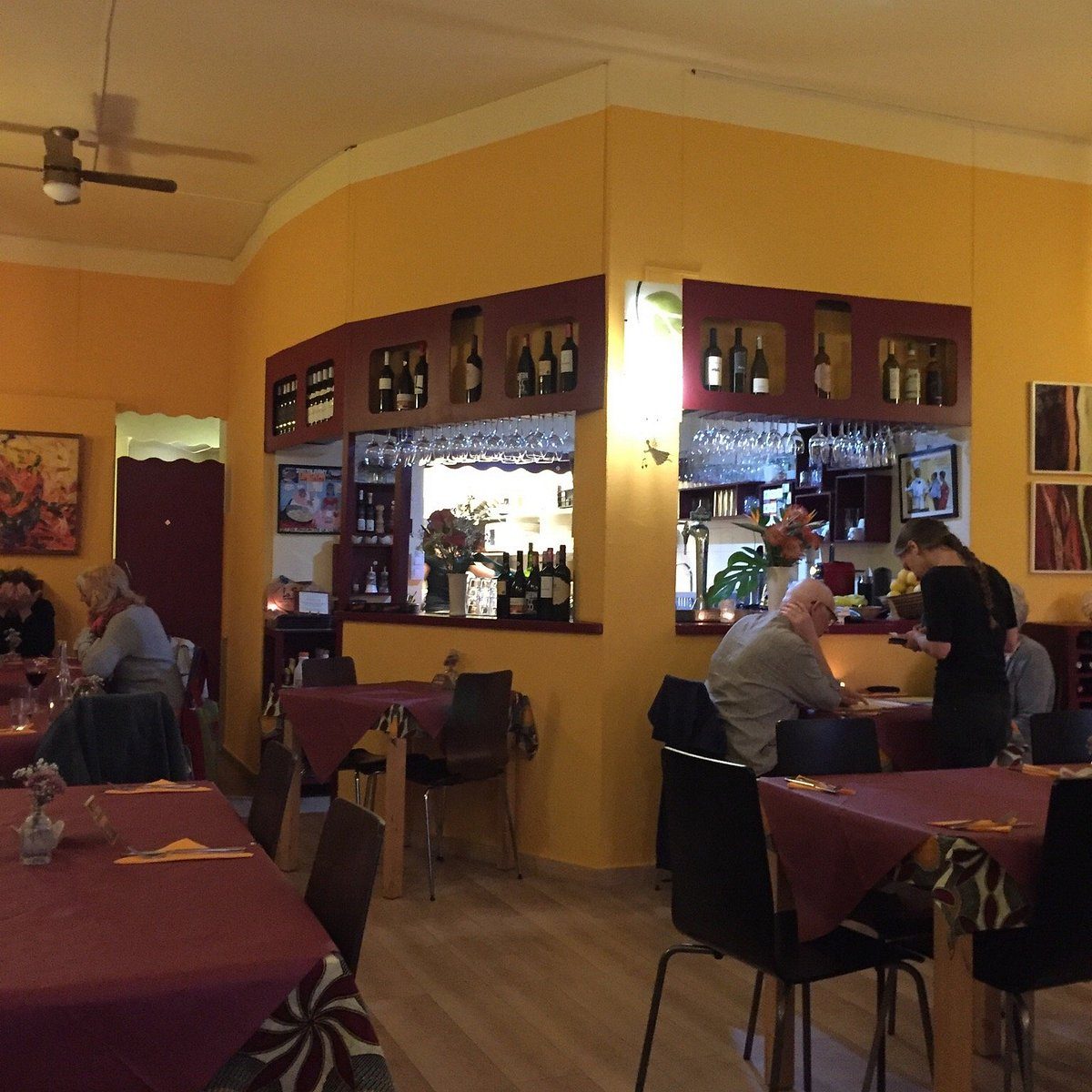 a table and dining room at Restaurante La Salsa, Valle Gran Rey