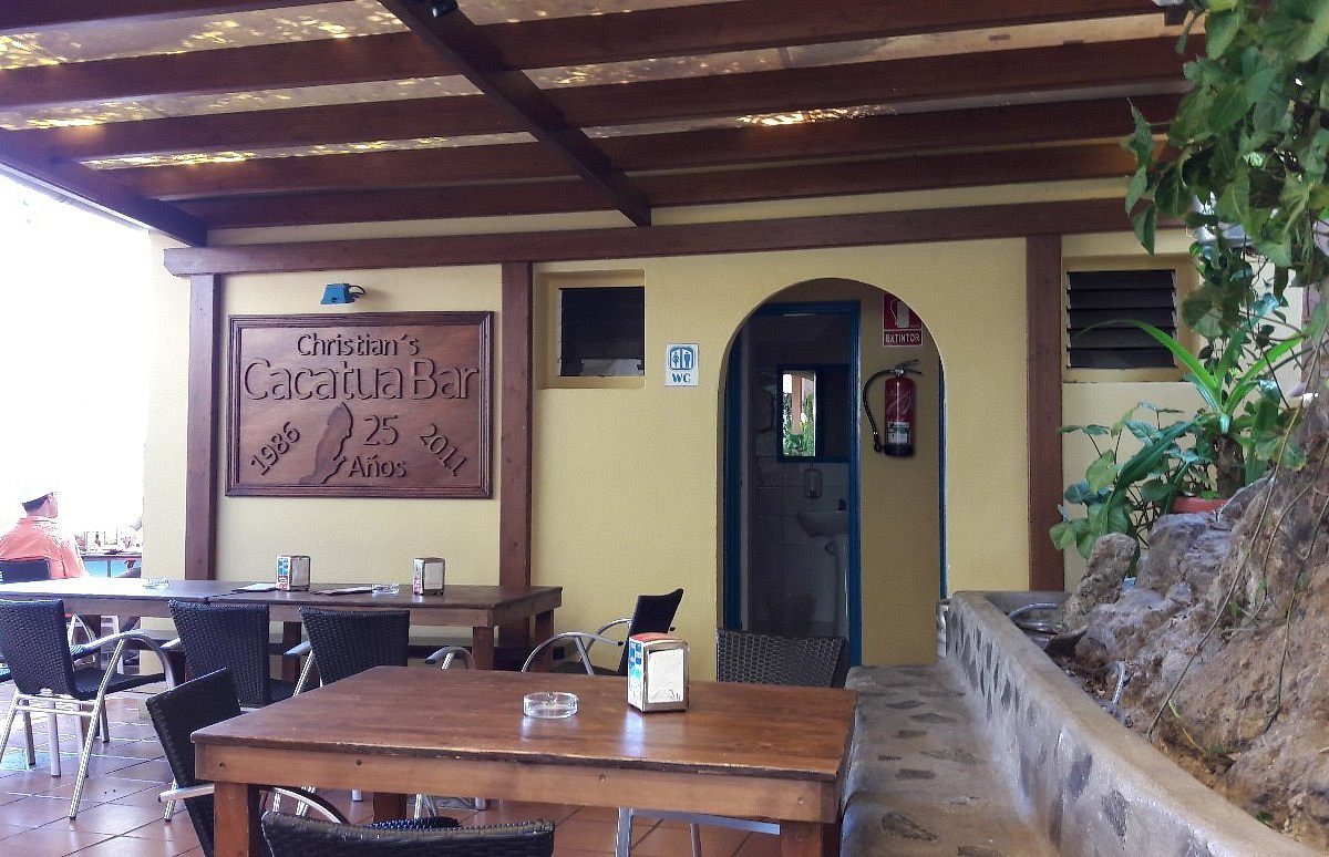 Bar Cacatúa on the harbourfront in Vueltas, Valle Gran Rey