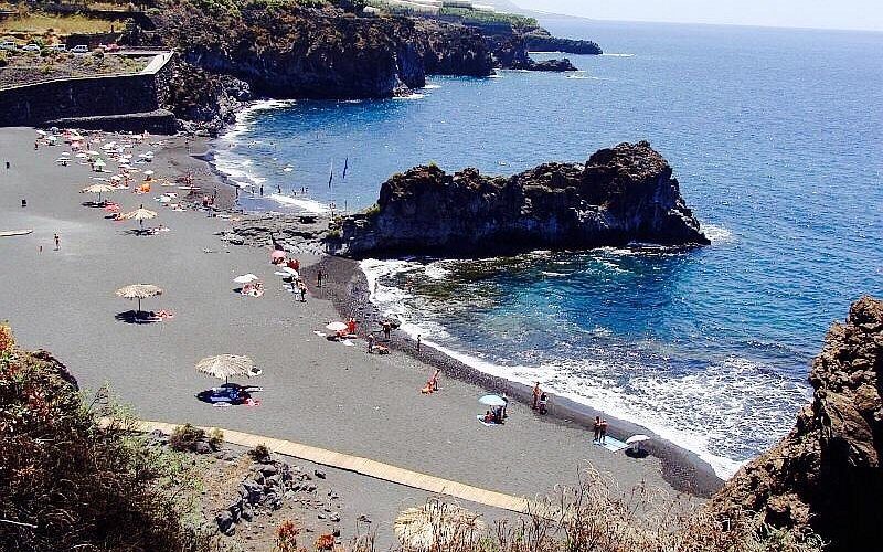 the volcanic-rock lagoon at Charco Verde