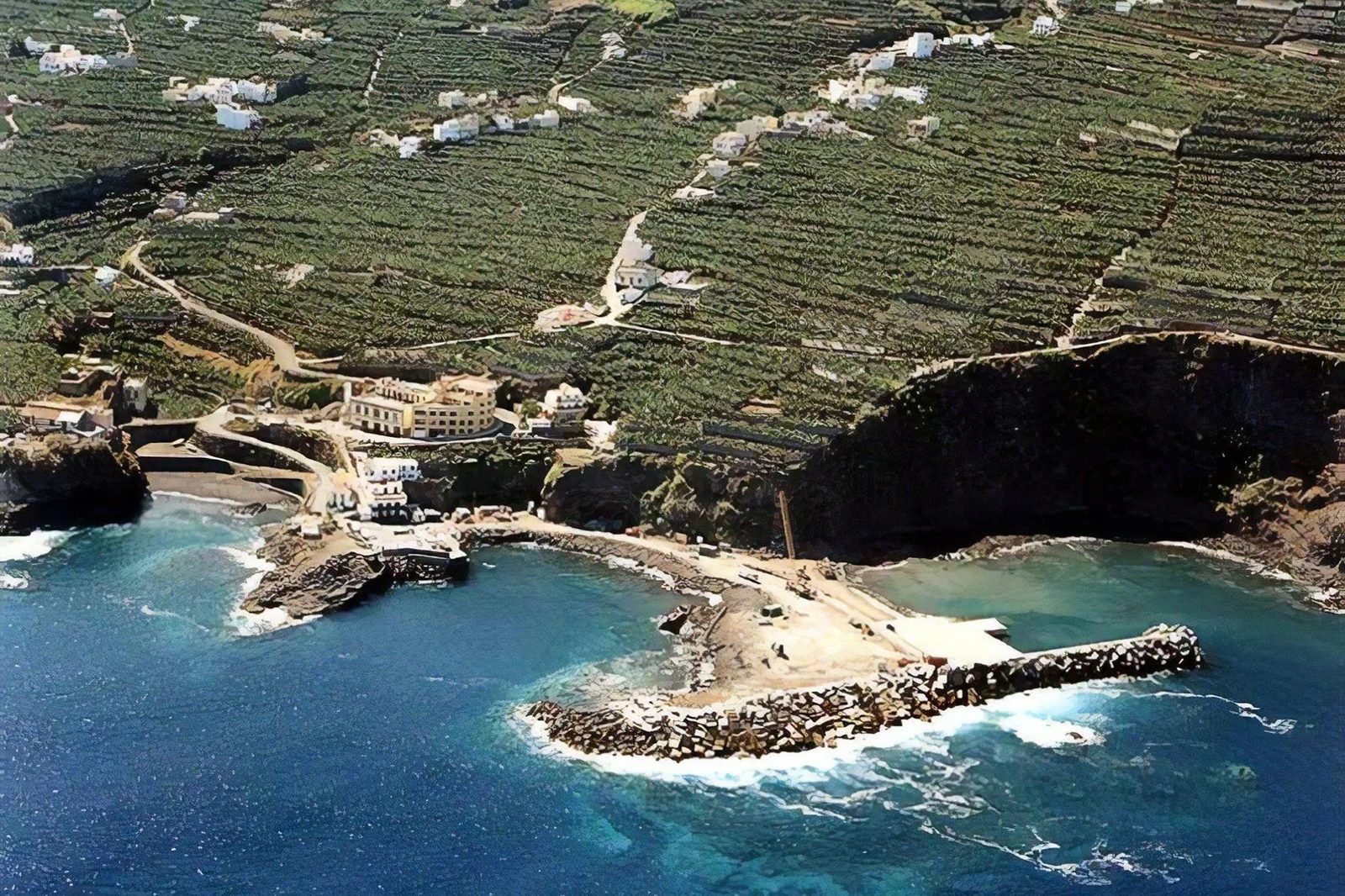 fishing boats in the black-sand cove at Puerto Espíndola