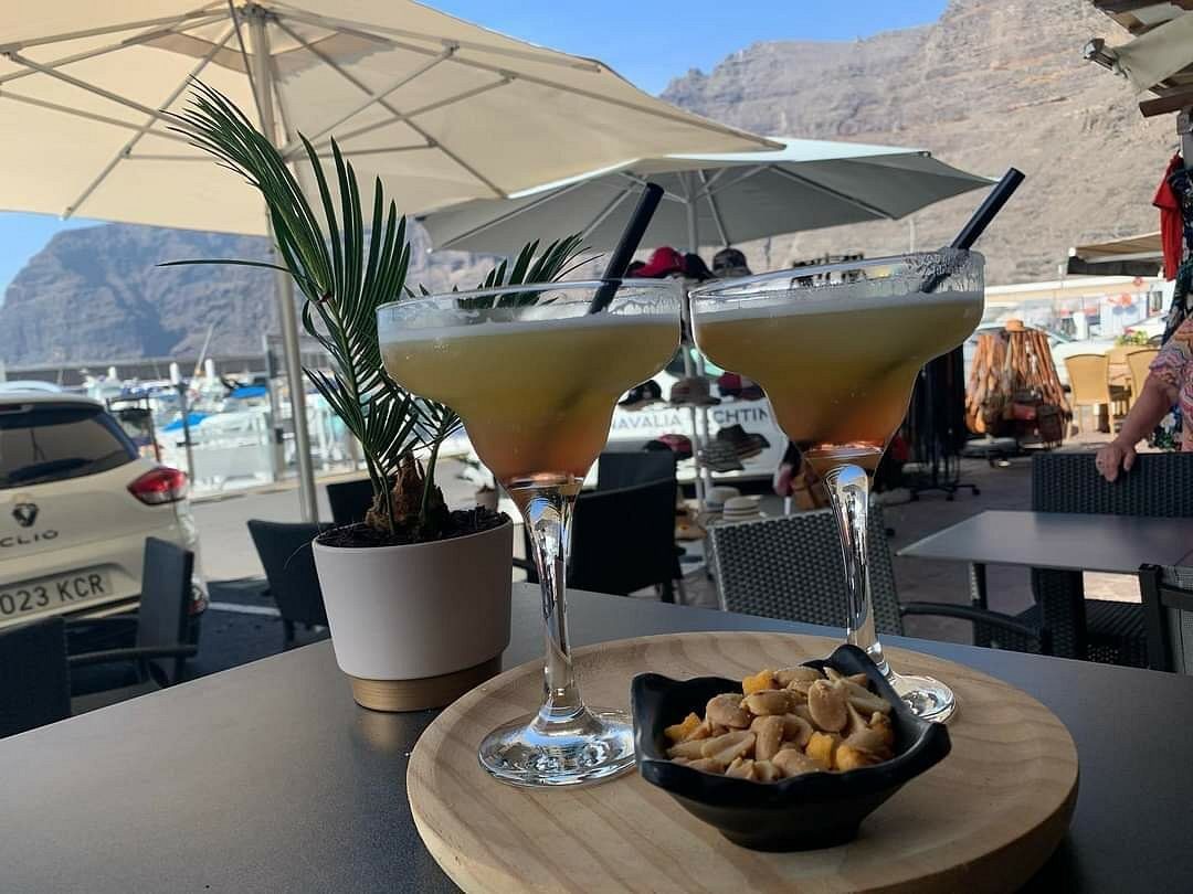 sunset drinks on the harbourfront terrace at Puravida Bar